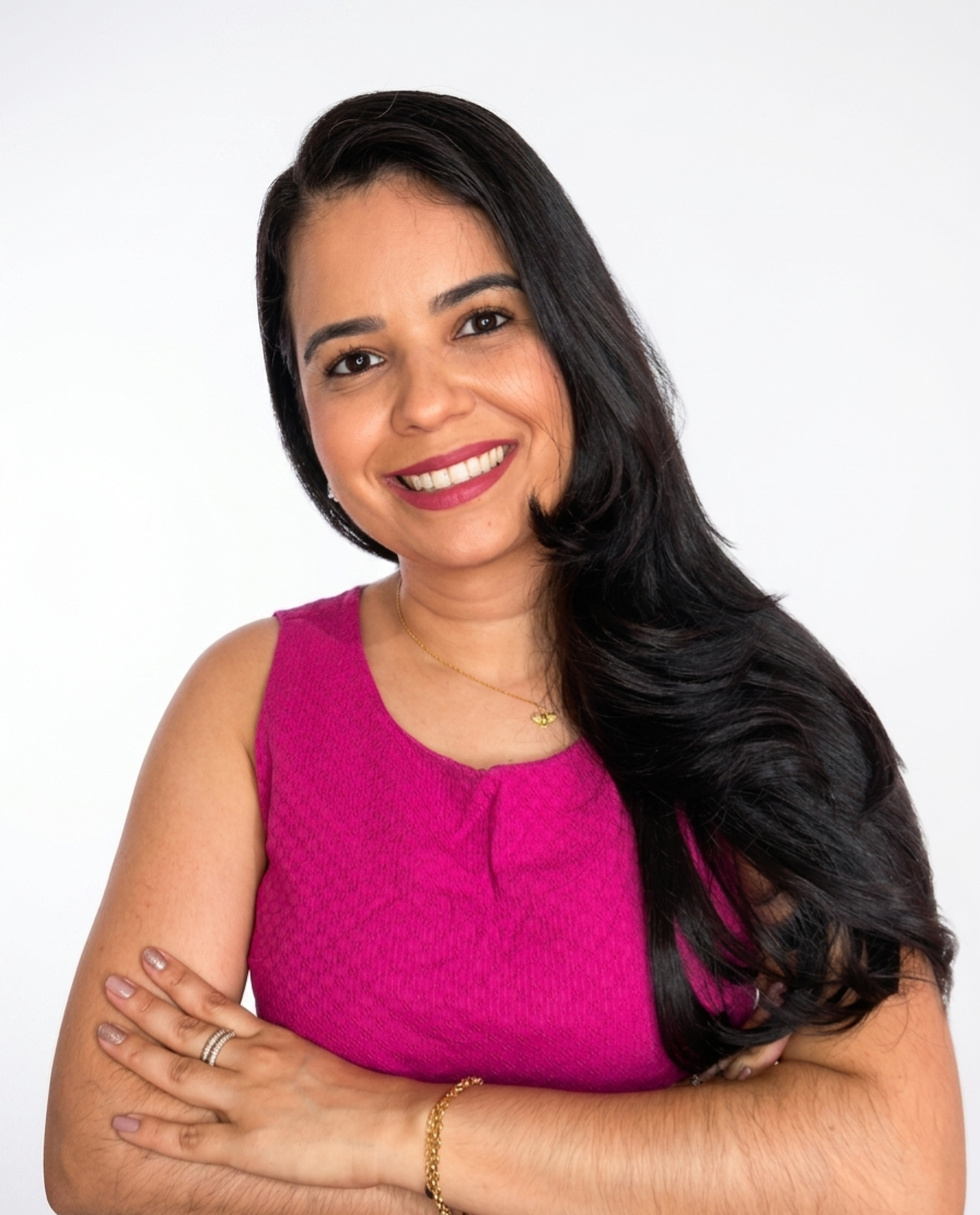 Amanda Gurgel sorrindo, com postura acolhedora